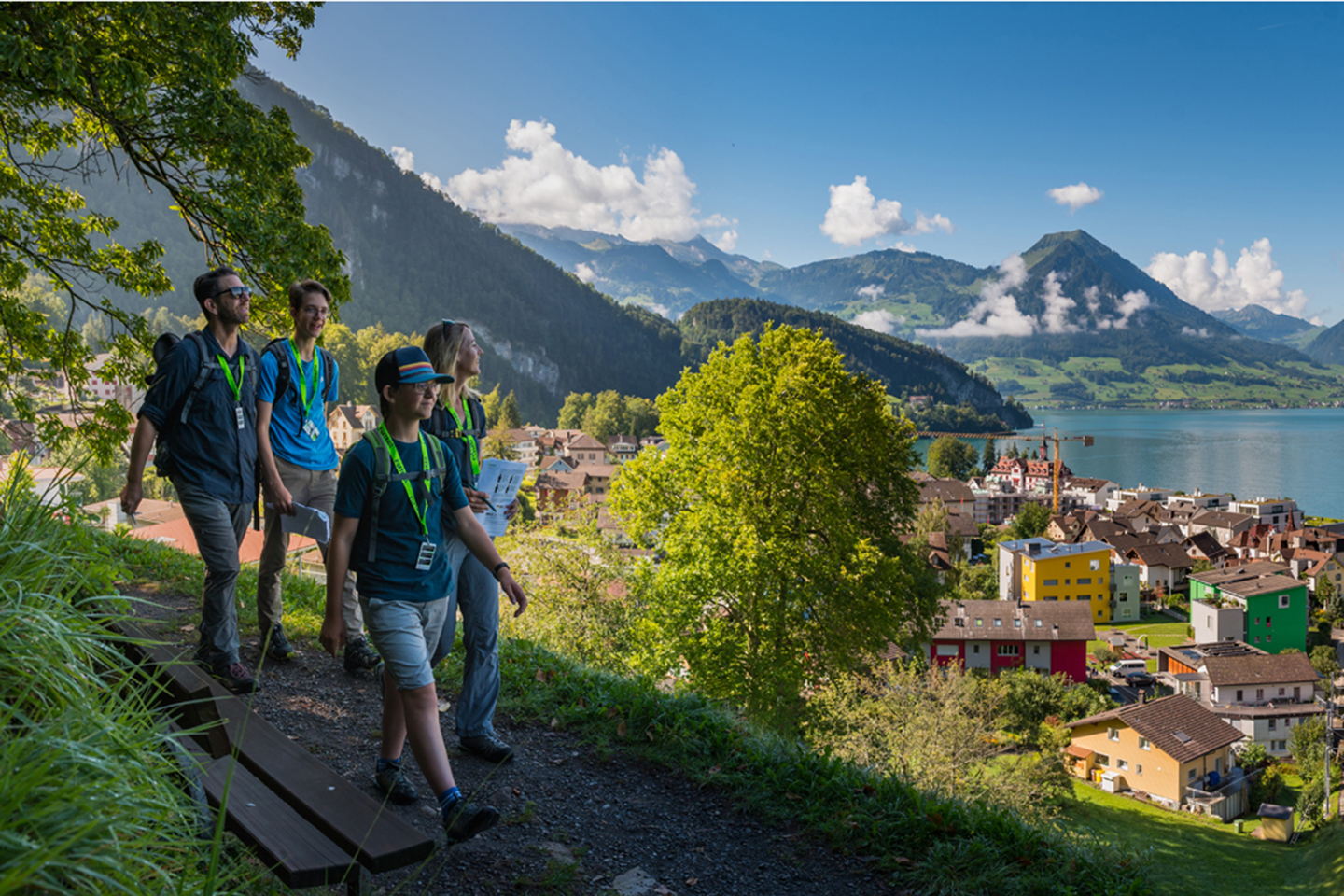 Familie auf dem Foxtrail Weggis Vitznau mit Dorf Vitznau im Hint Foxtrail Helios Weggis Vitznau Familie